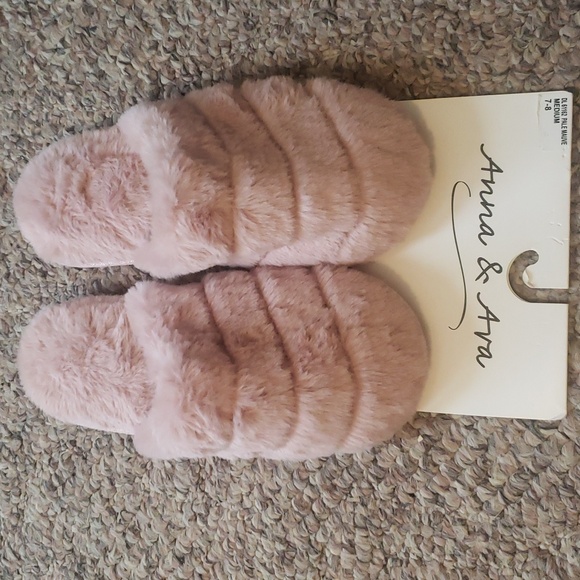 Anna & Ava Pale Mauve Quilted Faux Fur Slippers. Size, Medium 7-8 - Picture 3 of 6